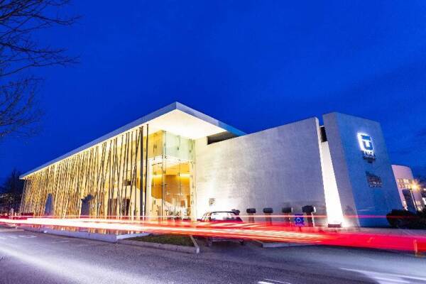 edificio_bicentenario_de_noche