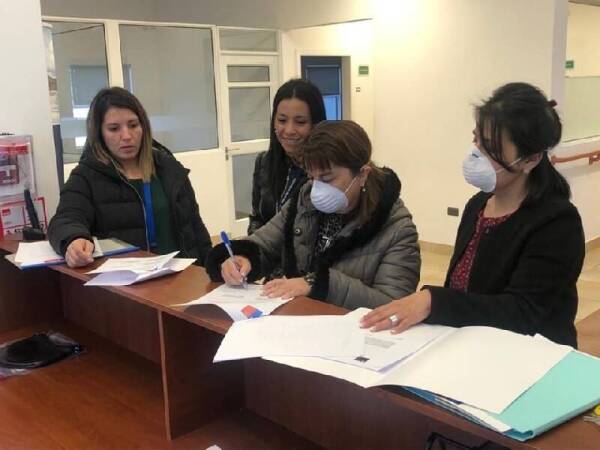 firma_de_traspaso_a_semana_maria_luisa_fernandez_directora_centro_gerontologico_umag_y_paola_fernandez_directora_centro_diurno_umag