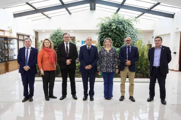 rector_corrales_junto_a_equipo_directivo_umag
