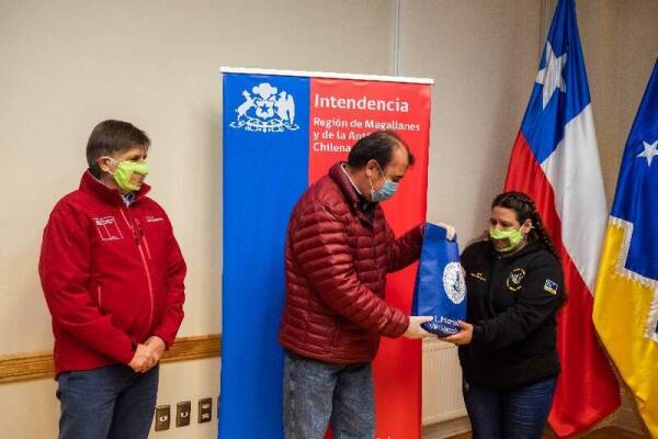 vicerrector_hace_entrega_de_mascarillas_a_presidenta_aspa